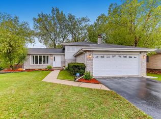 1329 E Wellwood Dr, Lockport, IL 60441