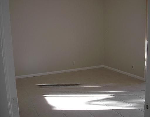 5th image of 122 Sherwood Cir APT 10D