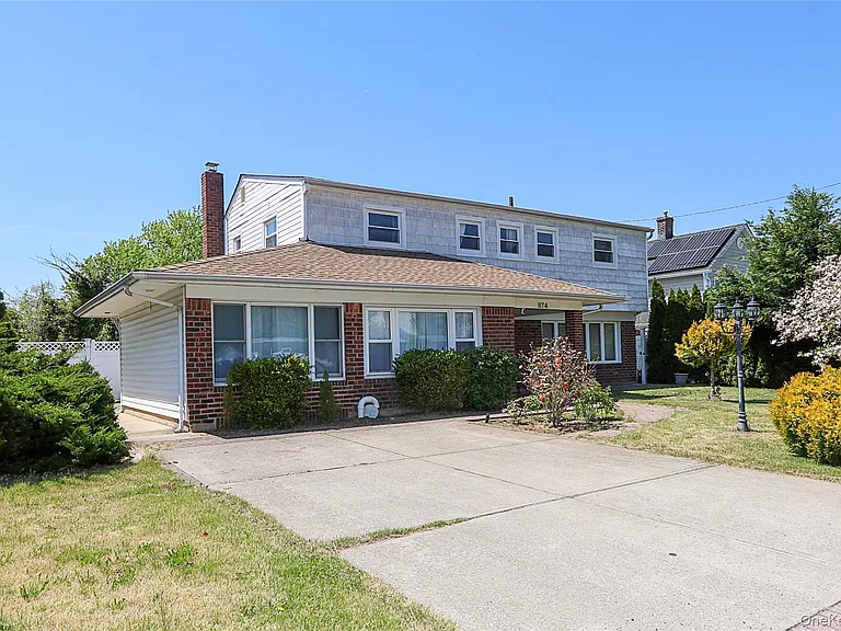 874 Seamans Neck Rd — Photo 1