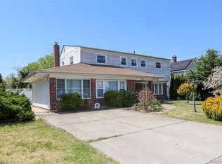 874 Seamans Neck Rd, Seaford, NY 11783