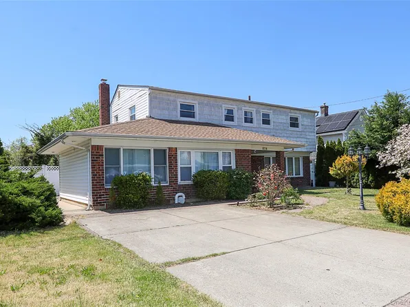 874 Seamans Neck Rd, Seaford, NY 11783