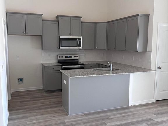 5th image of 332 Acorn St