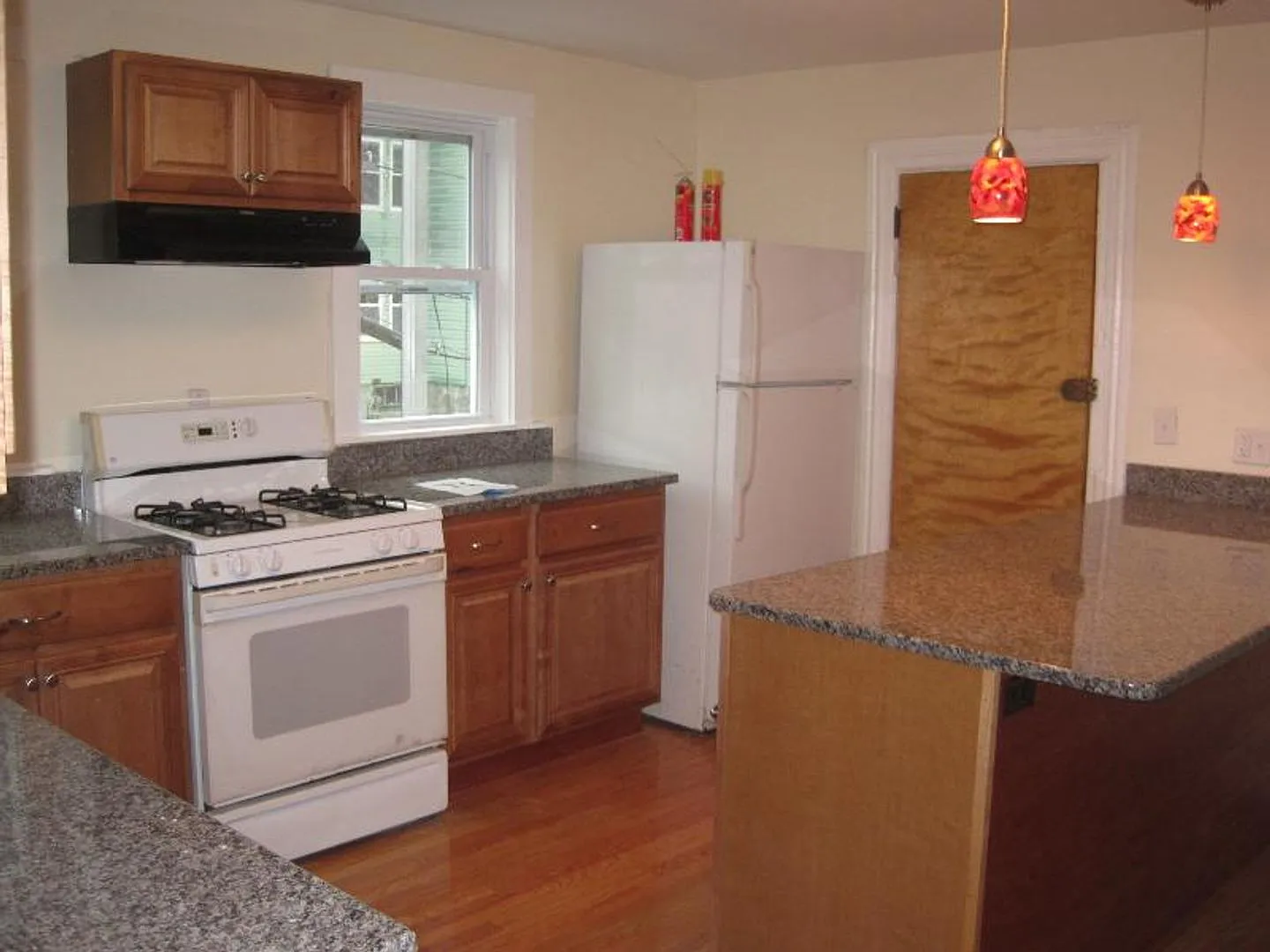 Nicely renovated 3 bed unit at an unbeatable price! — Photo 4