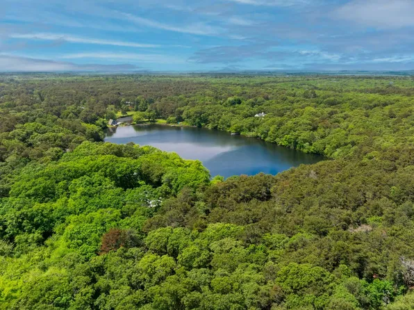 31 Ice Pond Ln, Oak Bluffs, MA 02557