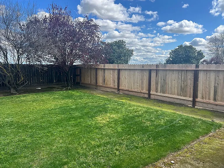 881 Hill Ave — Photo 13