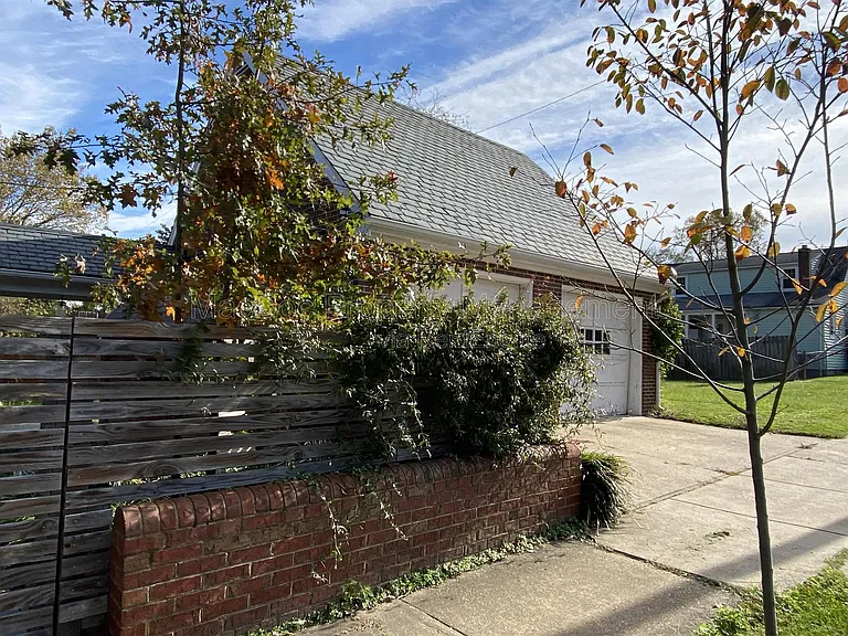 916 Sylvania Ave — Photo 4