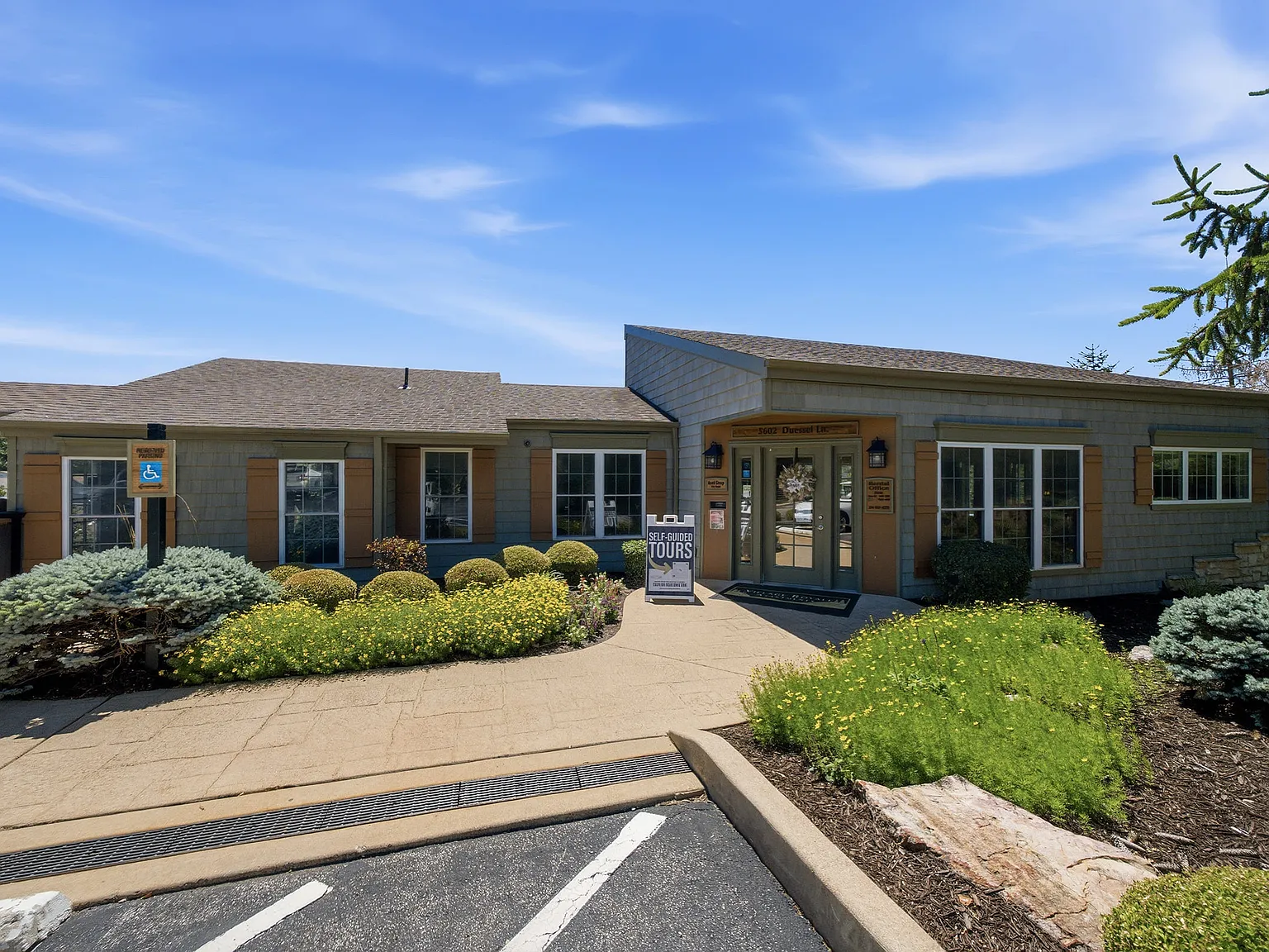 Village Royale — Photo 2
