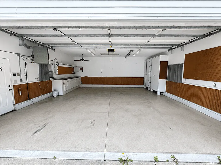 221 Burt St — Photo 20