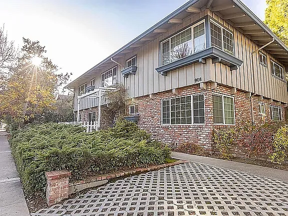 908 Middle Ave — Photo 2