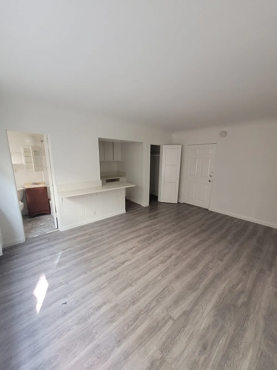 Building Photo - 4754 Oakwood Ave #4