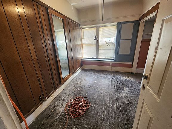 4th image of 10519 Helena Ave