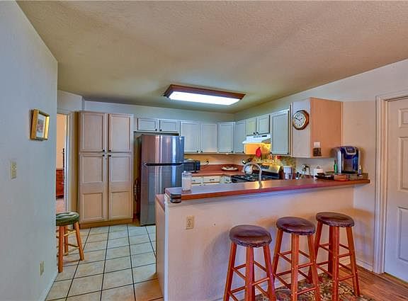 5th image of 136 W Bluebriar Dr