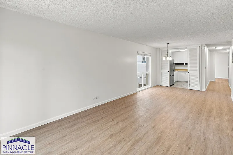 3 bed, 3.0 bath, 1249 sqft, $4,100 — Photo 4