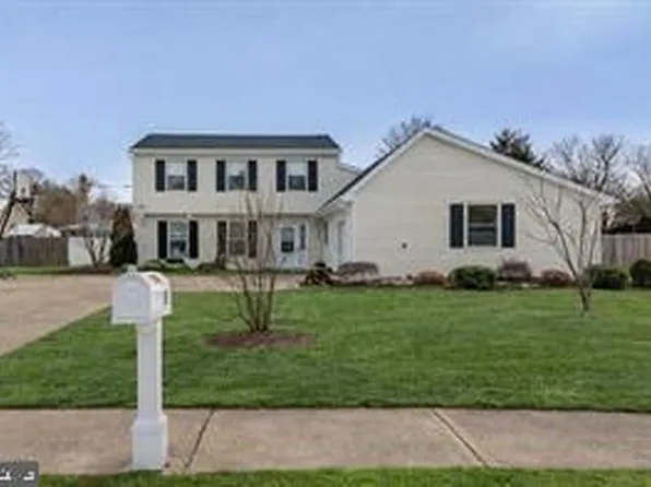 45 Stratford Ln, Mount Laurel, NJ 08054