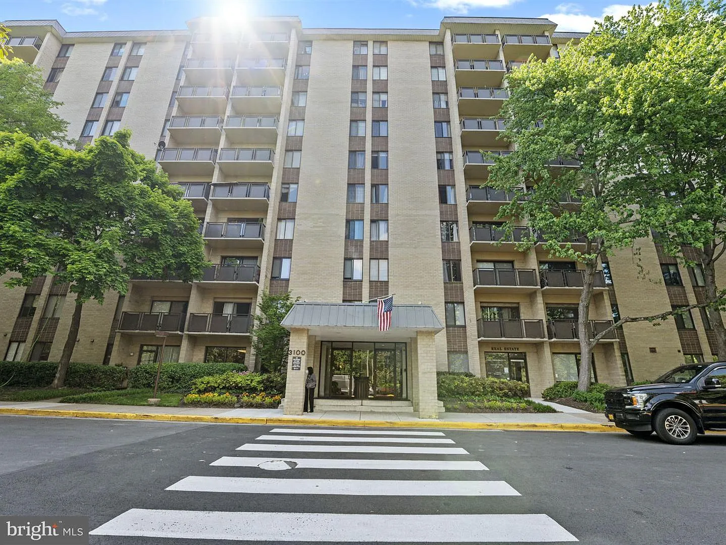 Welcome to the Woodlake Towers high rise! — Photo 2
