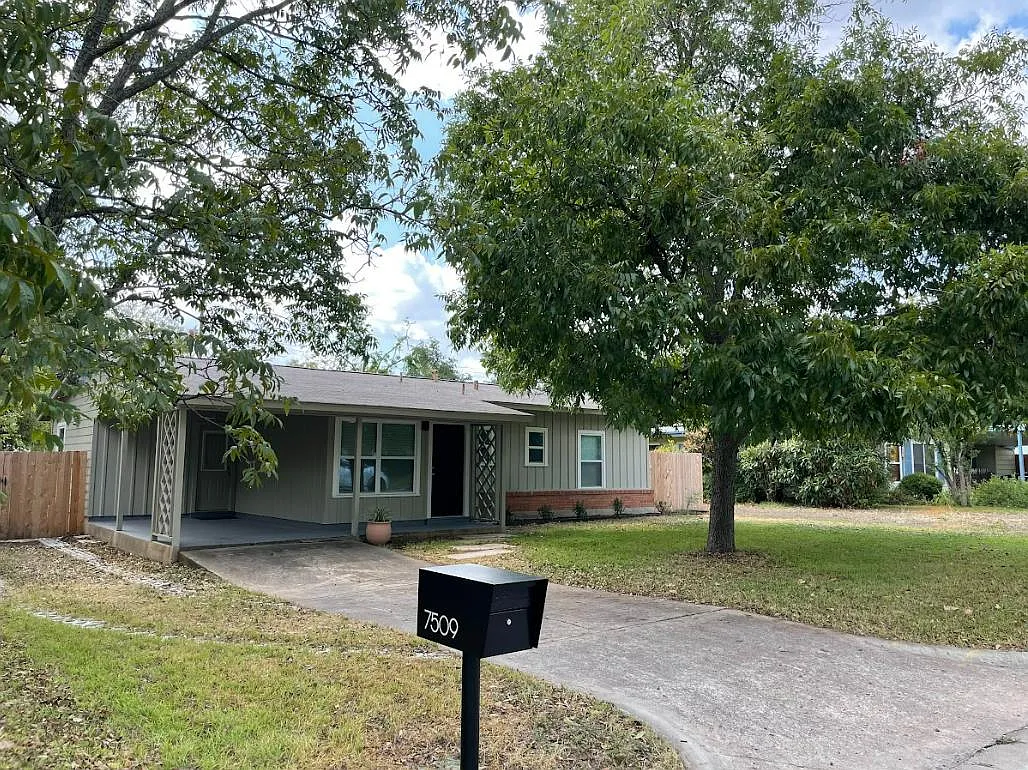 3 bed, 1300 sqft, $2,700 — Photo 1