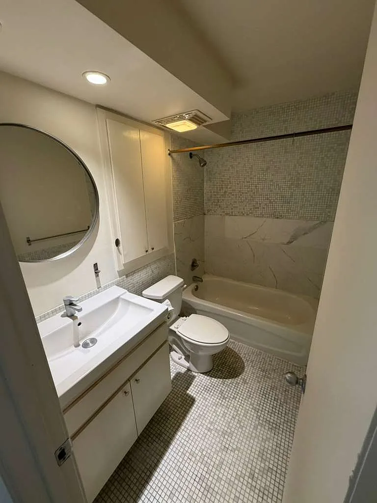 3 bed, 1.5 bath, $900 — Photo 1