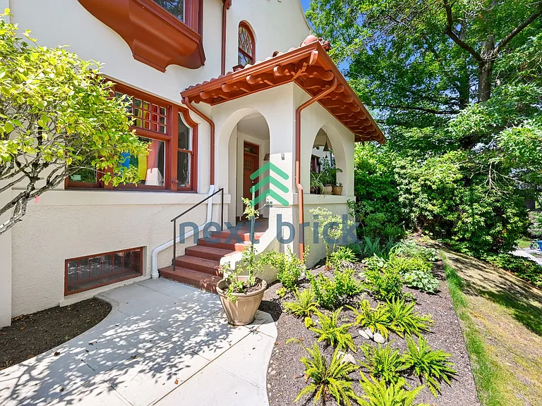 2913 Franklin Ave E #B — Photo 1