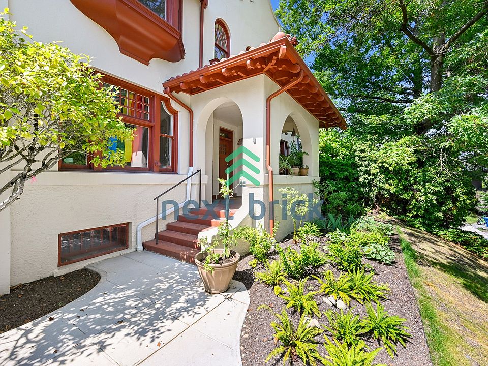 1st image of 2913 Franklin Ave E #B