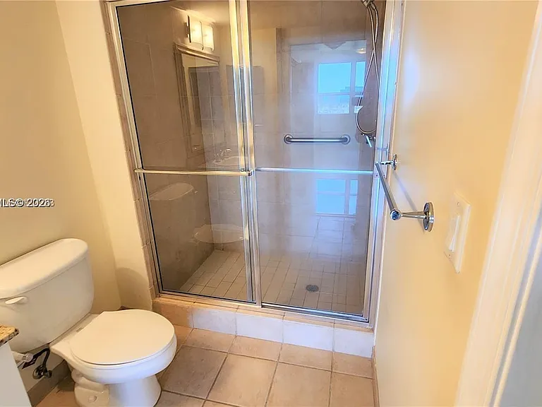 19501 W Country Club Dr #704 — Photo 12