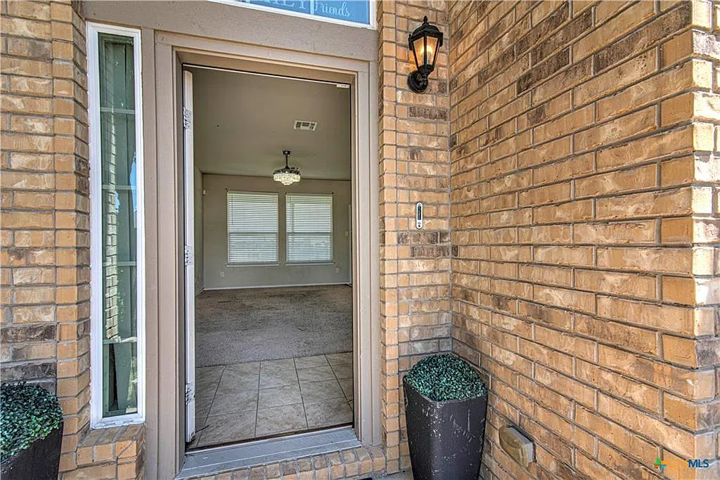 3 bed, 1856 sqft, $1,650 — Photo 2