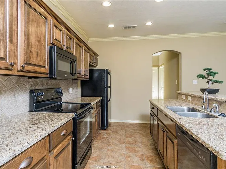 3010 Old Ironsides Dr — Photo 7