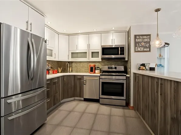 24 Cove Lane image 4 of 26