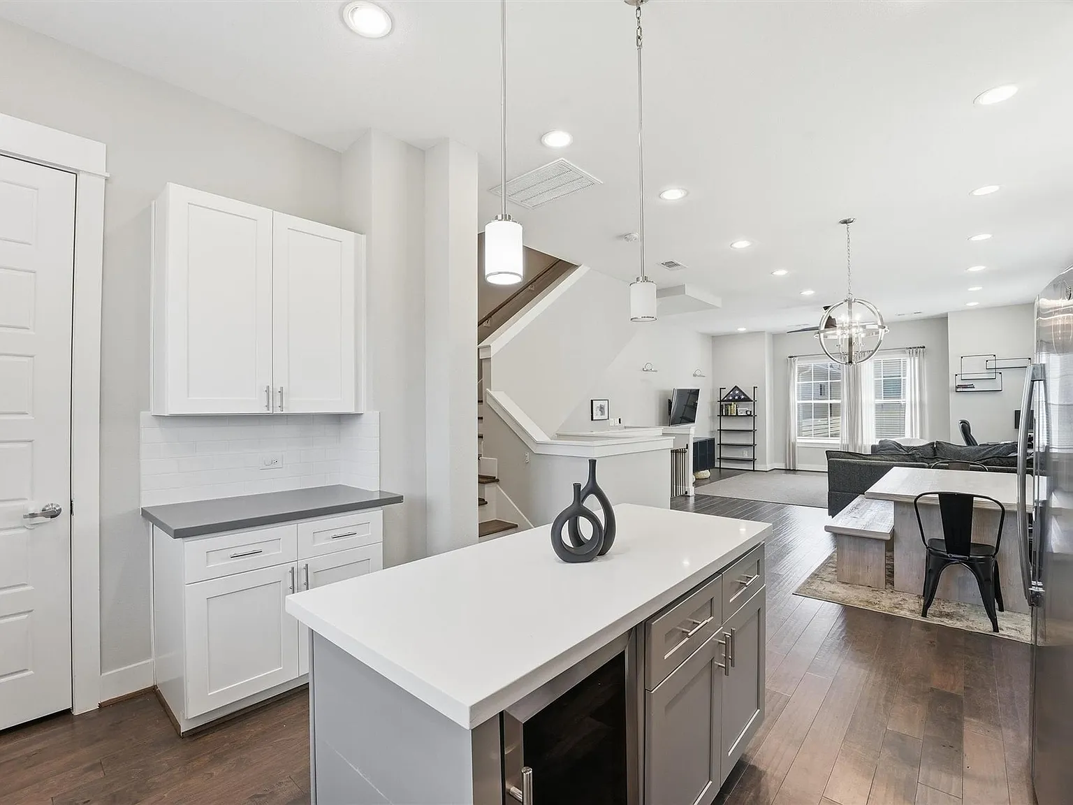 3 bed, 3.5 bath, 1926 sqft, $2,600 — Photo 4