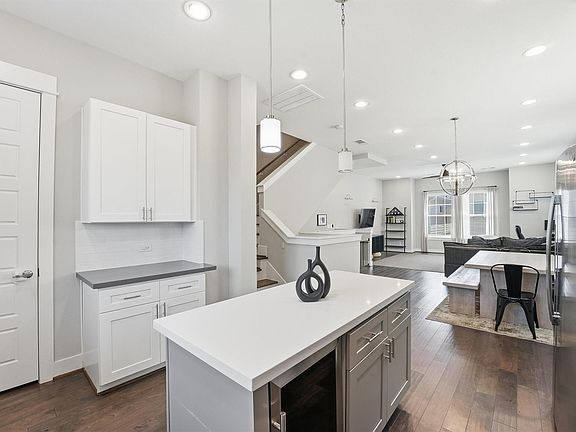 3rd image of 2057 Sherwood Forest St