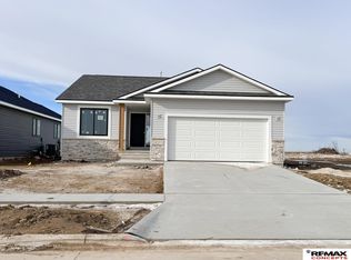 10611 76th St, Lincoln, NE 68516