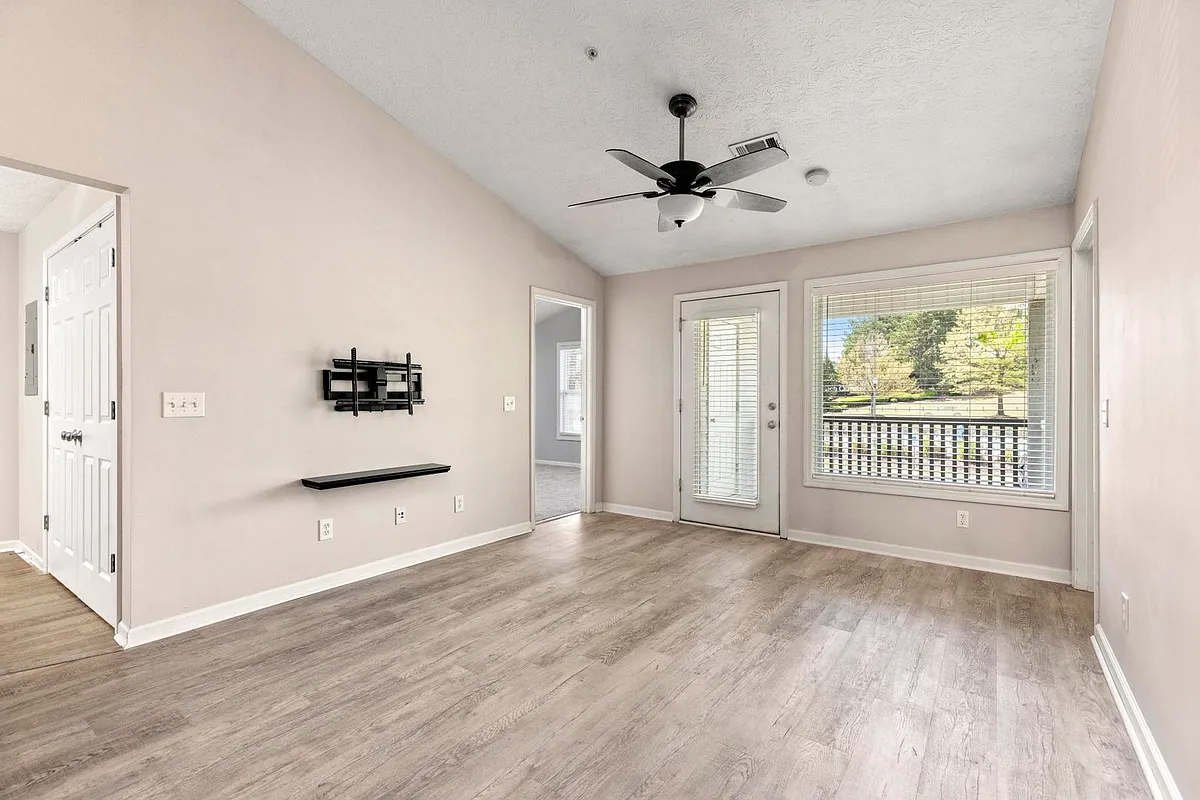 Building Photo - 1385 S Donahue Dr #2-204