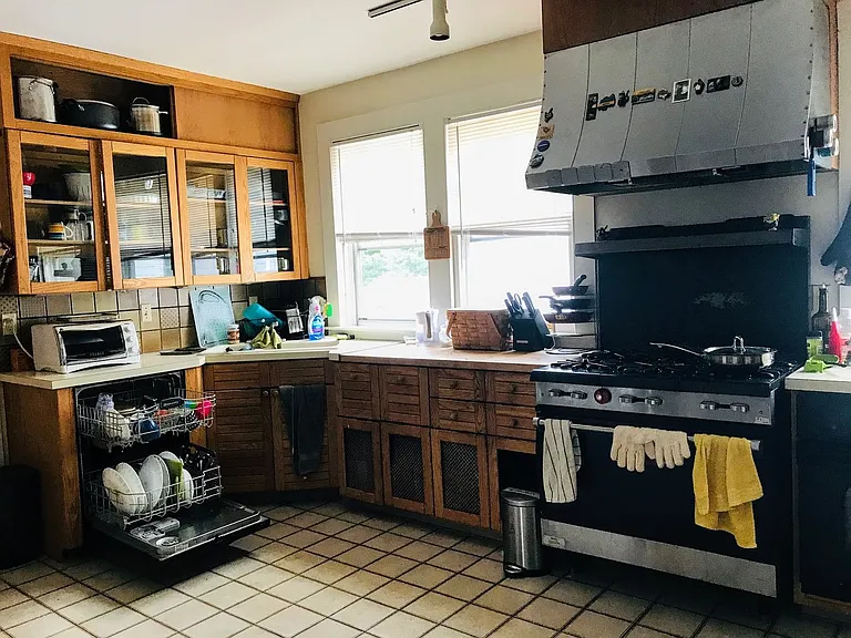 659 Whitney Ave — Photo 7