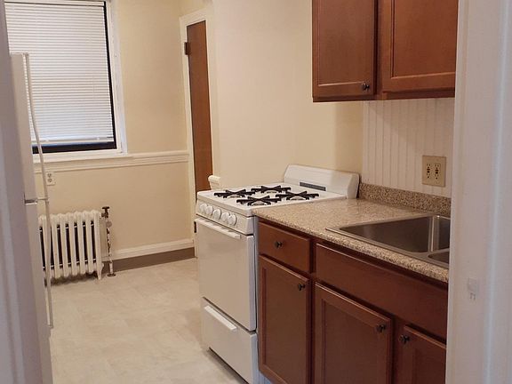 3rd image of 218 Waterman St #106C