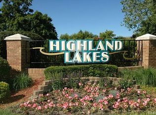 19951 Schoolhouse Ct, Northville, MI 48167