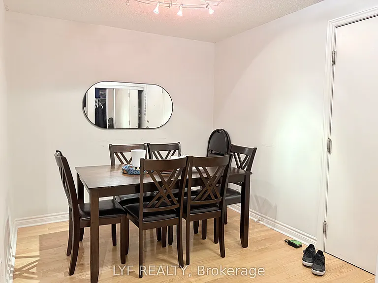 270 Wellington St W #624 — Photo 21