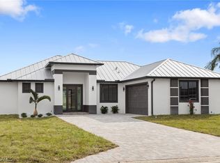 24 Crestwood Cir S, Lehigh Acres, FL 33963