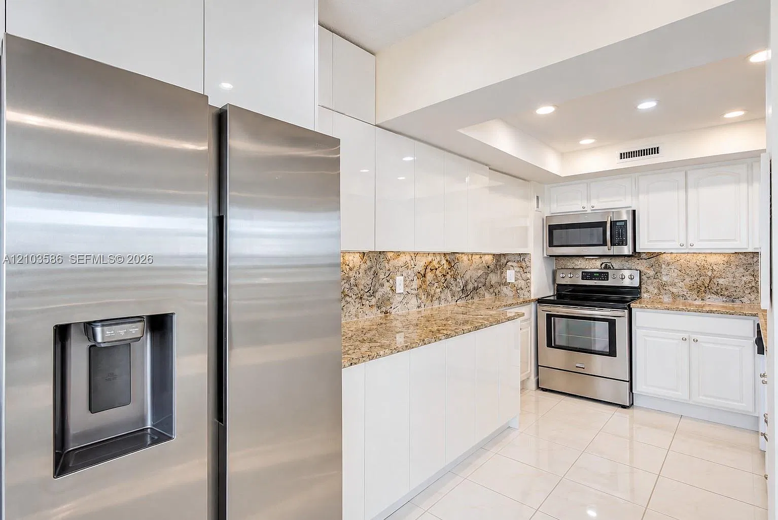 Alexander Towers Condo — Photo 4