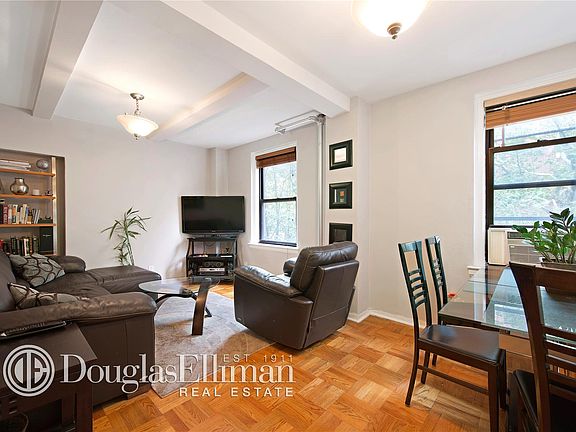 4th image of 226 E 12th St
