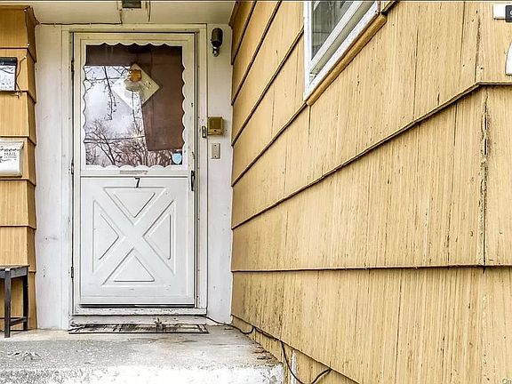 4th image of 7 Sydell Ln #0