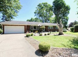 4 Hickory Grove Ct, Davenport, IA 52804
