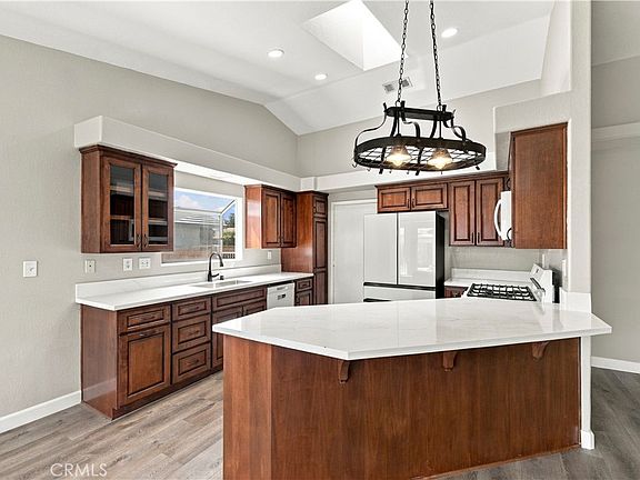 3rd image of 233 Castle Ct
