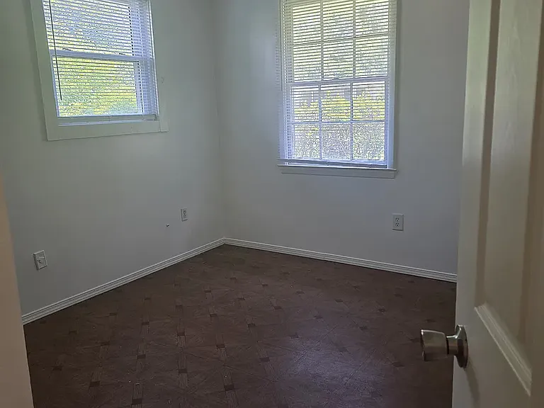 15 Burbank Blvd — Photo 10