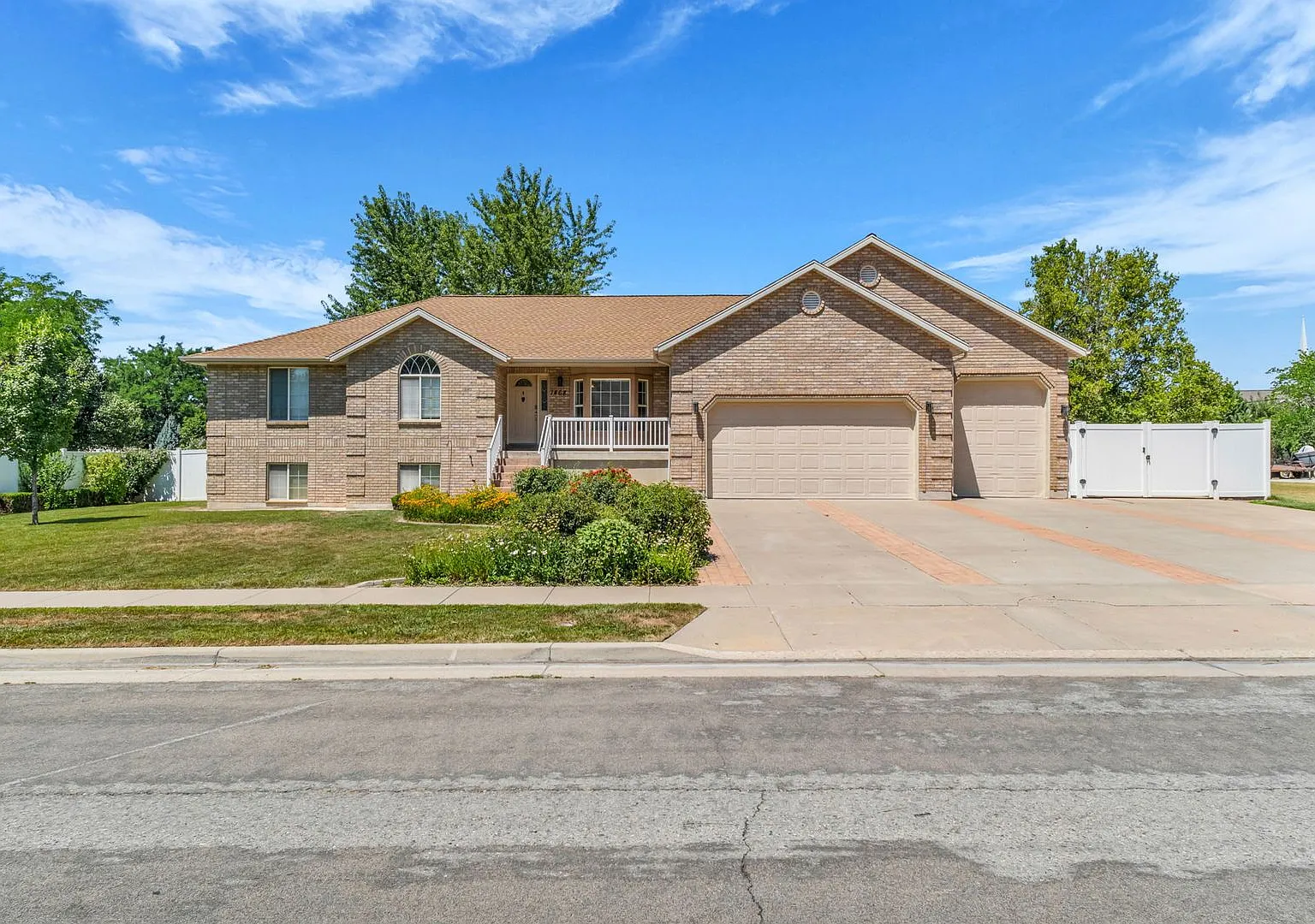 Spacious 5 Bed Kaysville Home with 3-Car Garage — Photo 1