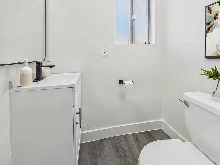 Reseda Apartments — Photo 14