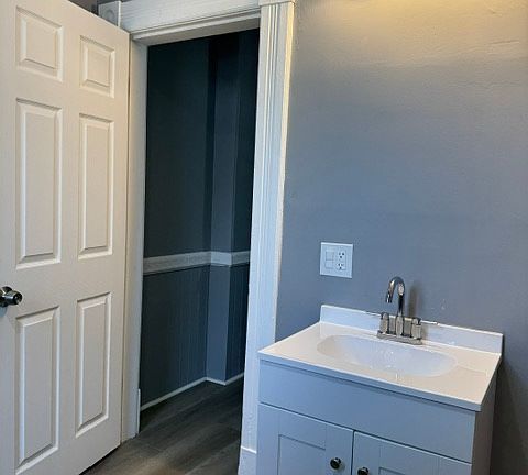 4th image of 33 Suffield St #35