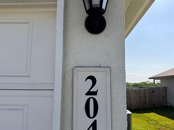 4th image of 204 Steele Way