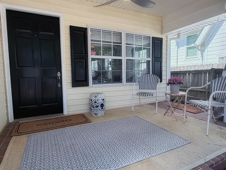 402 Pershing Rd — Photo 2