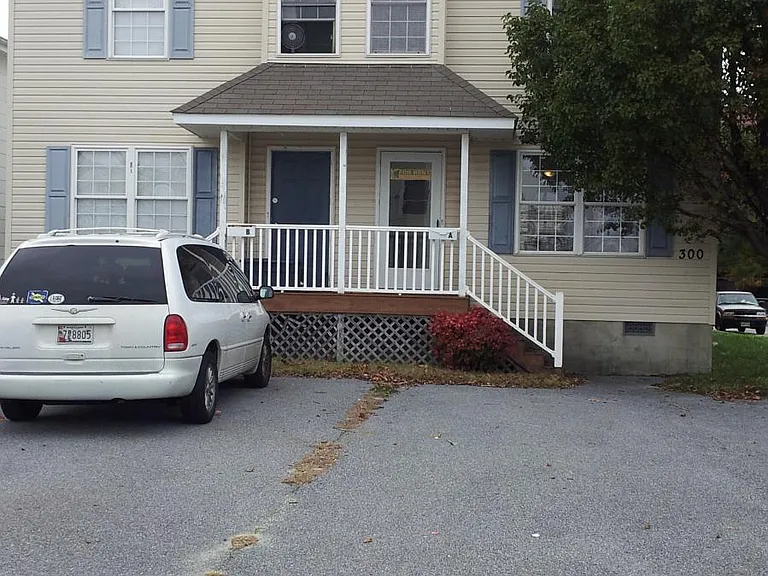 300 Sunset Dr #B — Photo 2