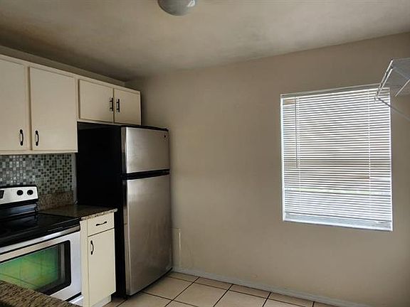 3rd image of 620 Lilac Rd