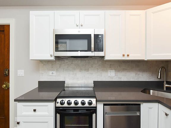 3rd image of 640 W Wrightwood Ave APT 308